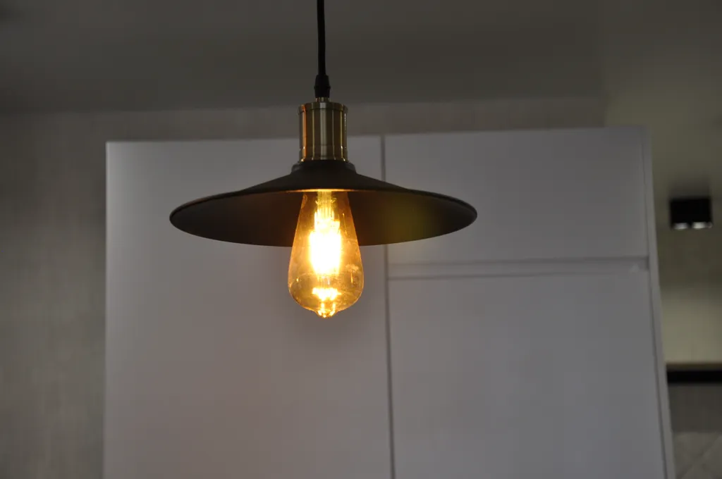 Студия с видом на море диваном и балконом