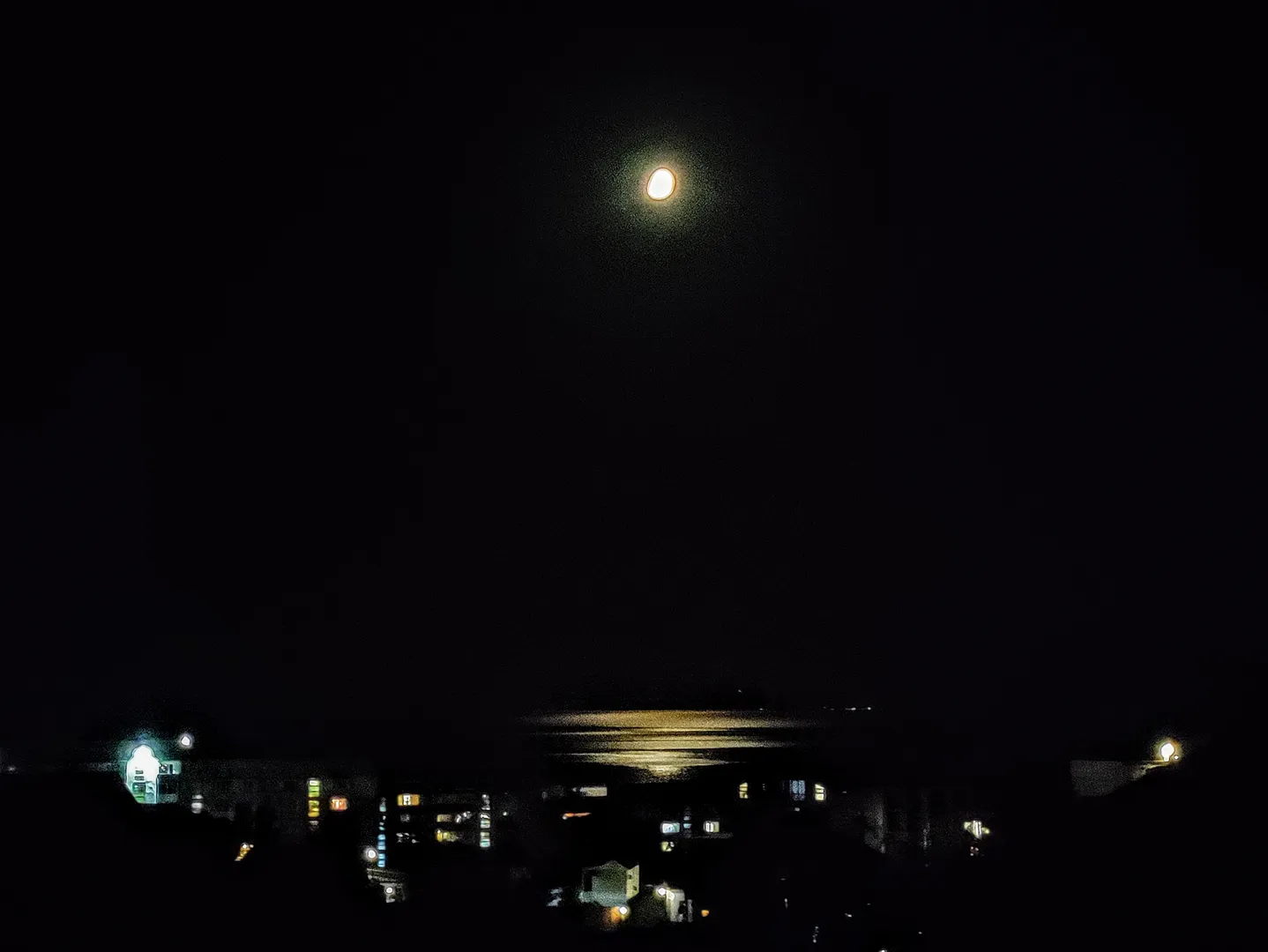 Вид с террасы на луну и море