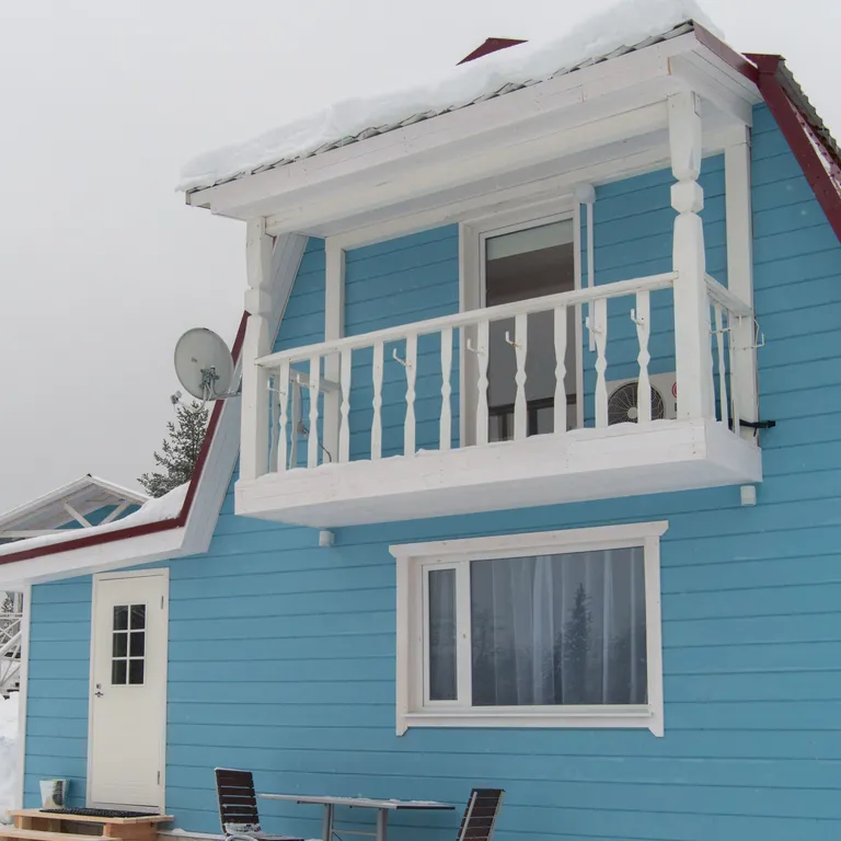 Коттедж Sampo, двухэтажный дом с гостиной и видом на озеро в Карелии — аренда посуточно в Кончезеро