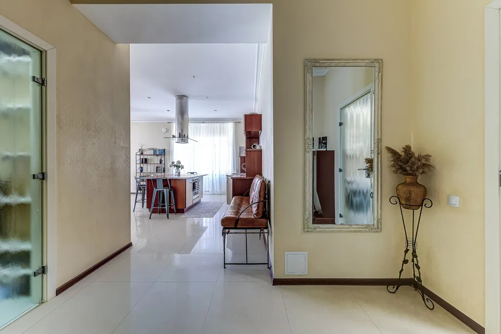 Просторная солнечная студия с круглым балконом