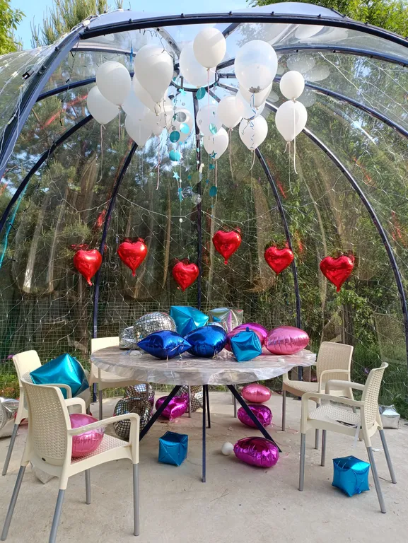 Дом с купольной беседкой на природе