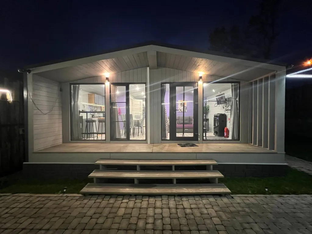 Уютный дизайнерский коттедж с территорией