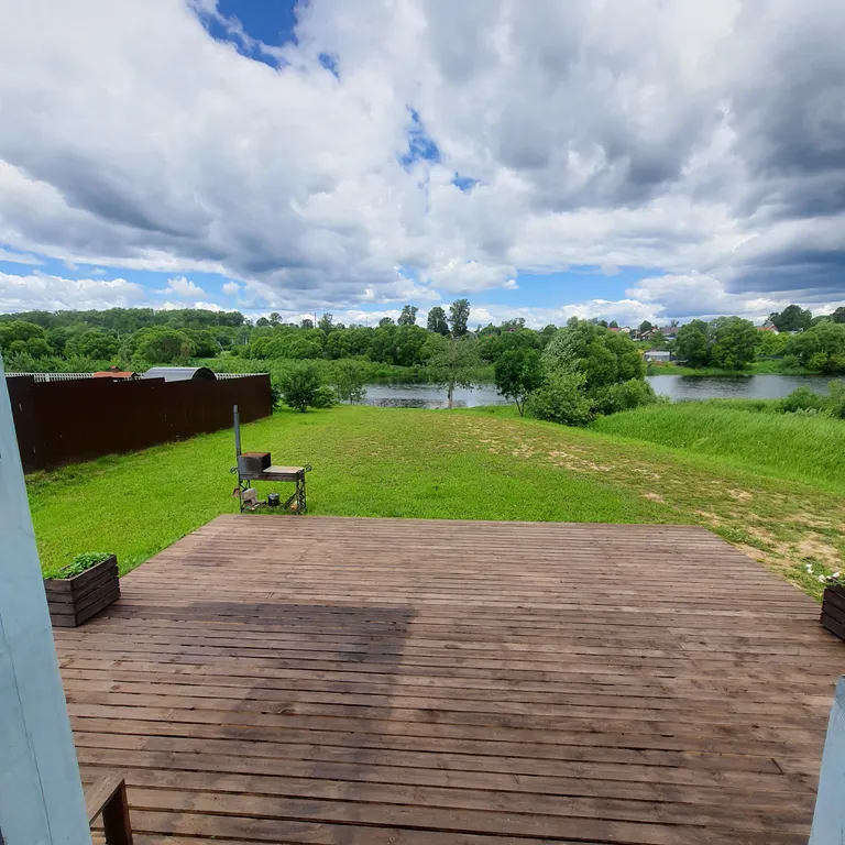 Уютный дом на берегу реки Кимрка