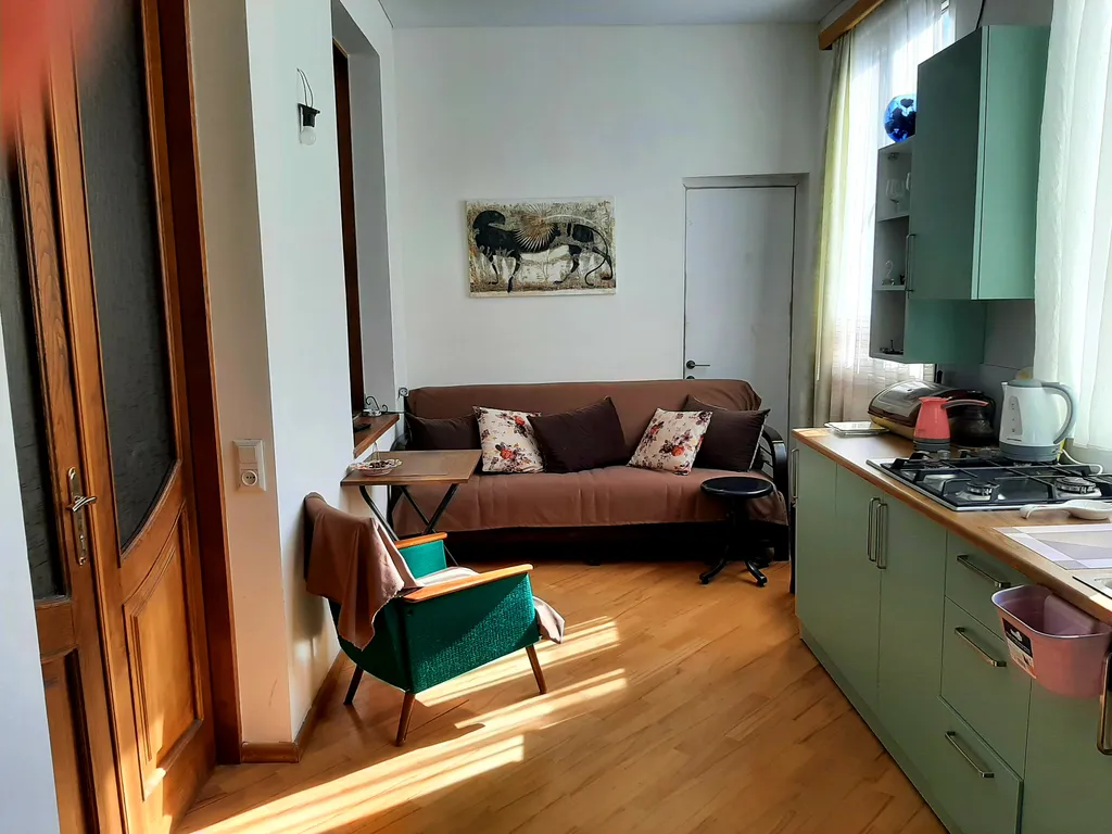 Комната в солнечной квартире в Старом Тбилиси