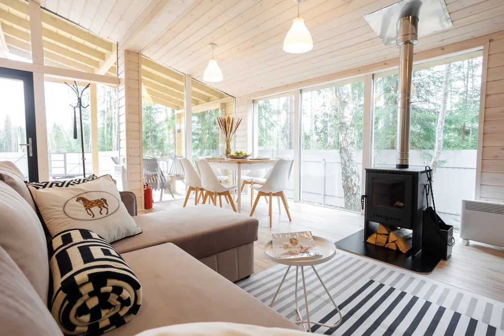 Красивый дом в ёлках