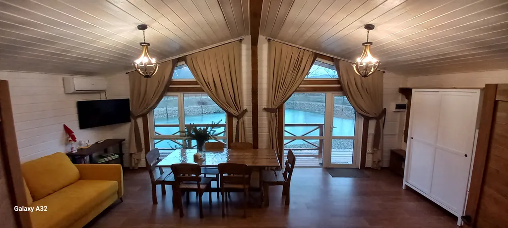 Шале в горах на берегу реки