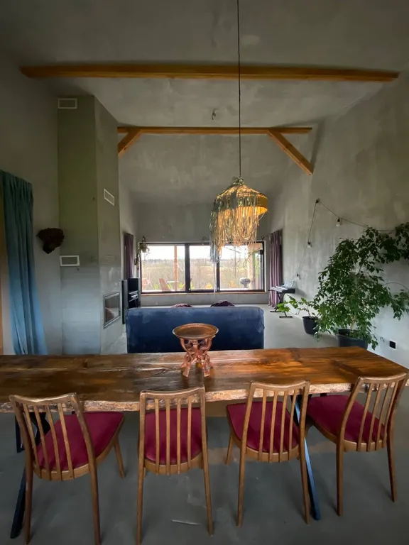 Дом у реки с видом на лес