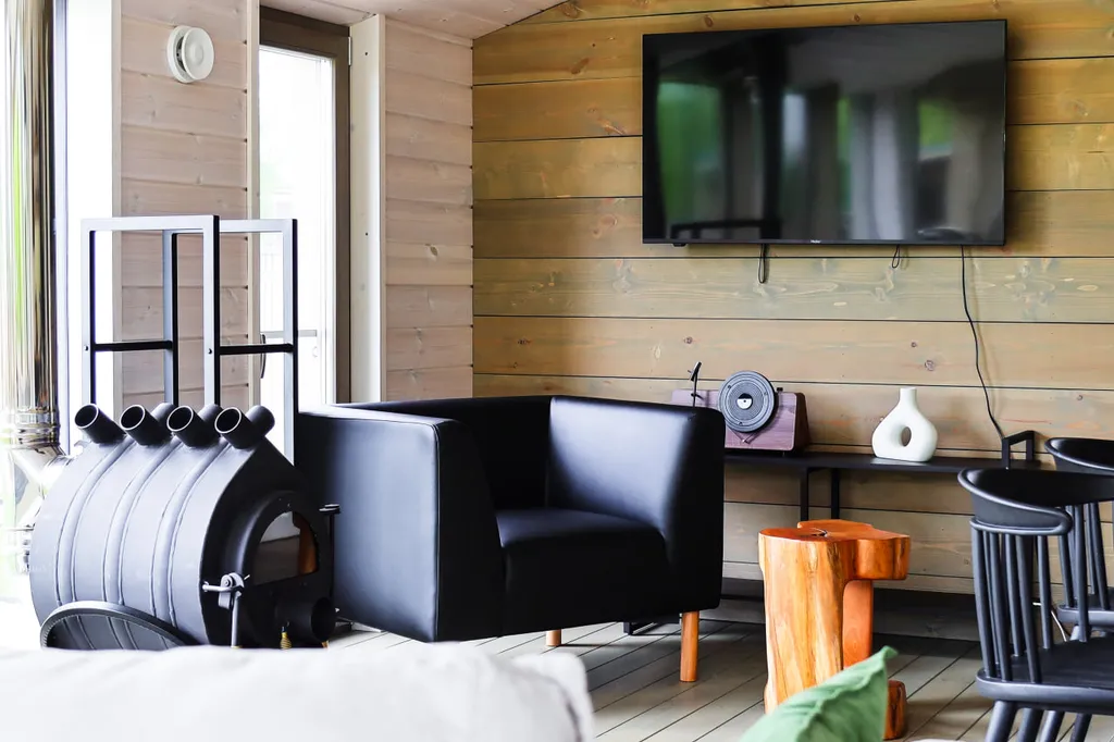 Черный дом на берегу водохранилища