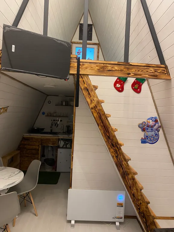 Афрейм на опушке леса с бассейном