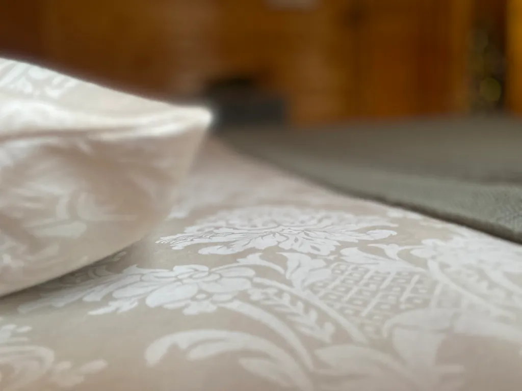 Берлога люкс, коттедж с банным чаном для отдыха с видом на лес и скалы