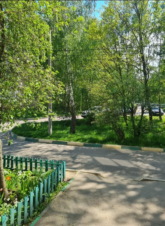 Стильная квартира с большой кроватью.