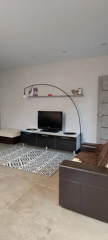 Уютный дом в черте города для комфортного отдыха в лесной местности