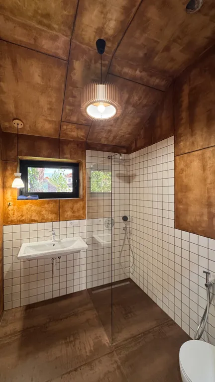 Дом у ручья