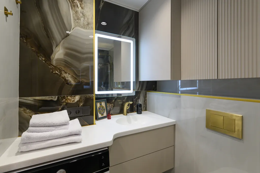 Bишневый aтлac — яркая квартира с биокамином