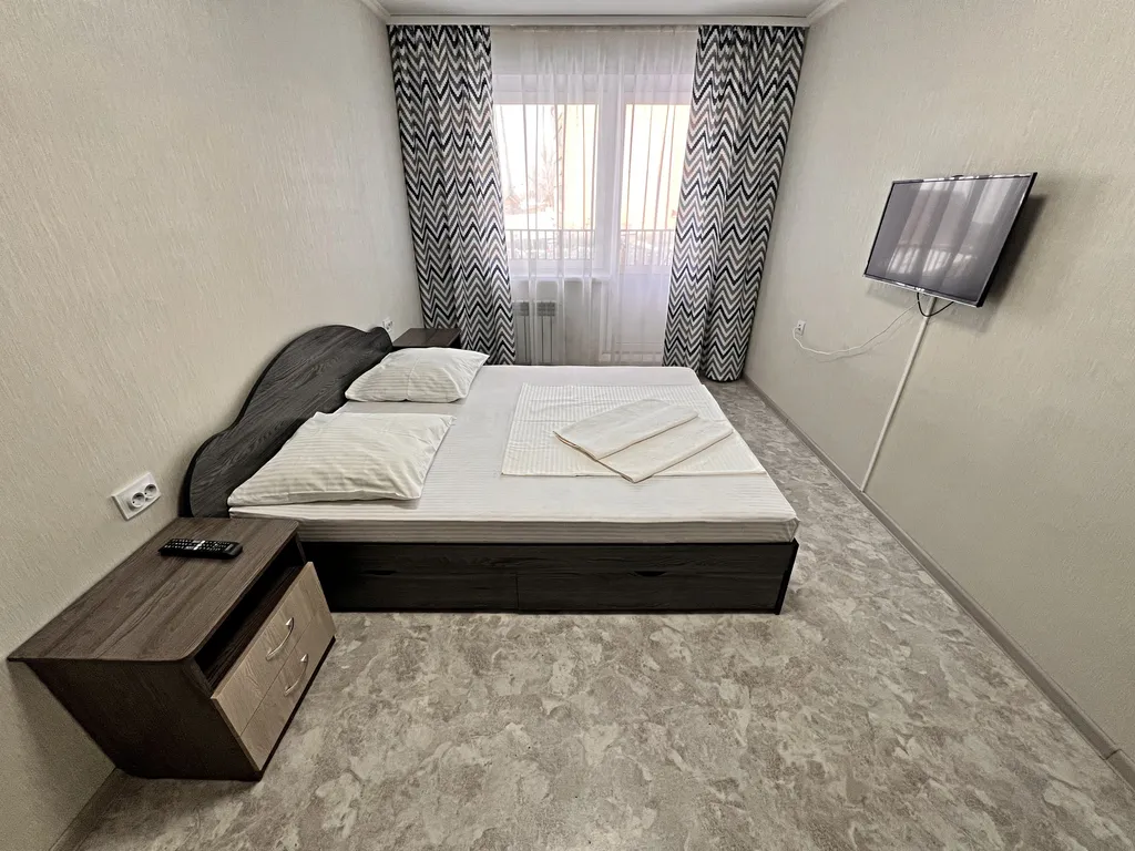 В центре, рядом с Пед. колледжем