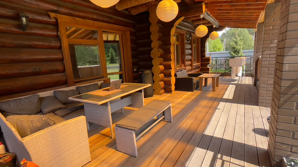 Загородный дом в лесу у реки