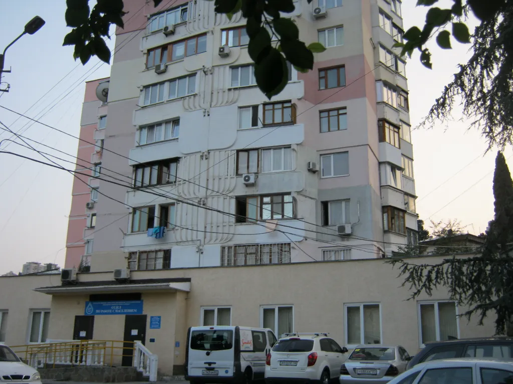 Две изолированные спальни с видом на горы в центре Ялты.