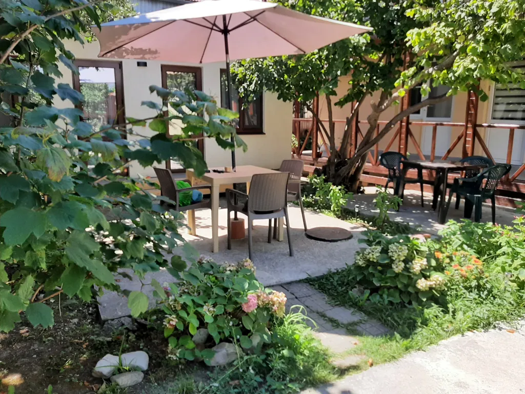 Уютный номер в новом домике в саду (левая сторона)