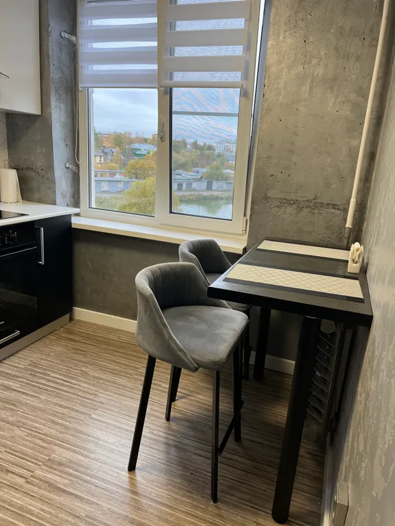 Уютная квартира с видом на проезжающий ретро-поезд