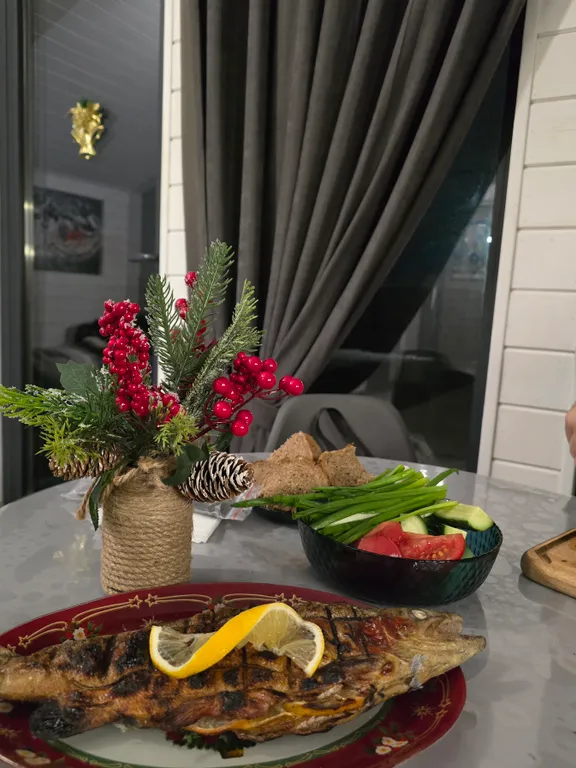 Дом коттедж в городе (в черте)