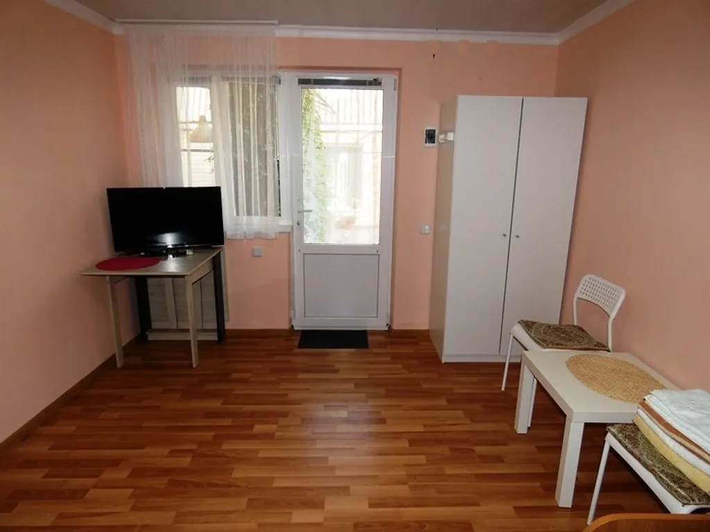 С общим душем и туалетом