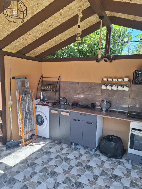 Деревянный домик на Кипарисовой аллее