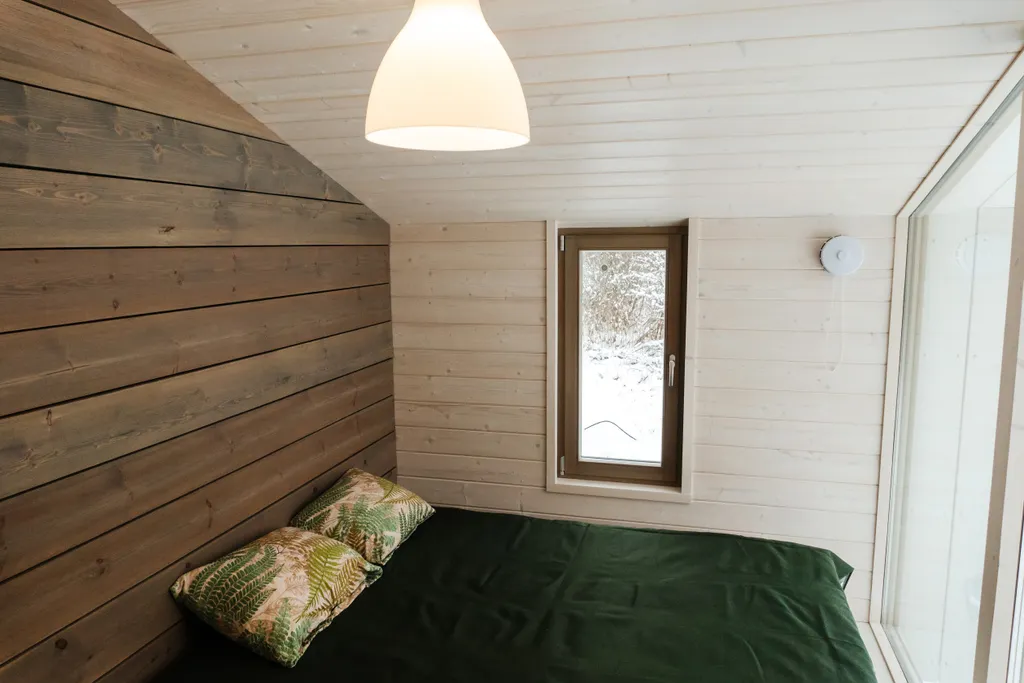 Дом с панорамными окнами в окружении леса