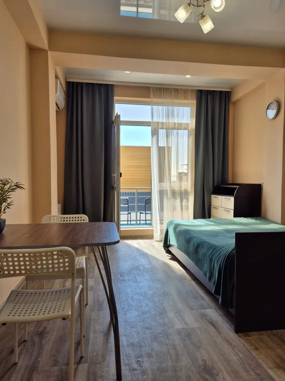 Яркая студия с видом на бассейн