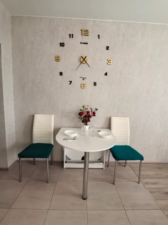 Студия с видом на город