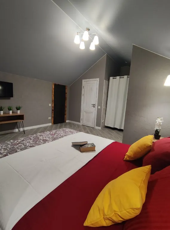 Дом в центре города рядом с набережной