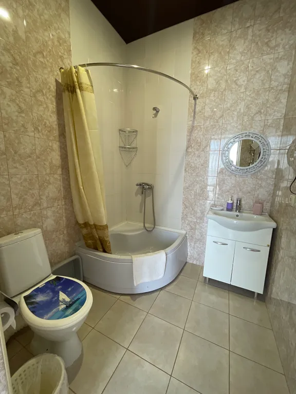 Четырёхместный номер люкс с балконом С видом на город и горы