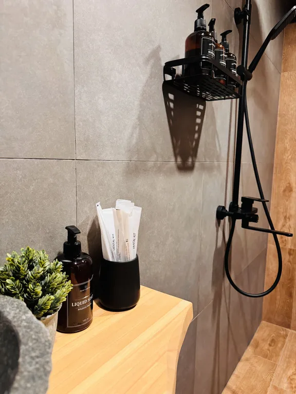 Дом с баней и банным чаном на краю соснового леса