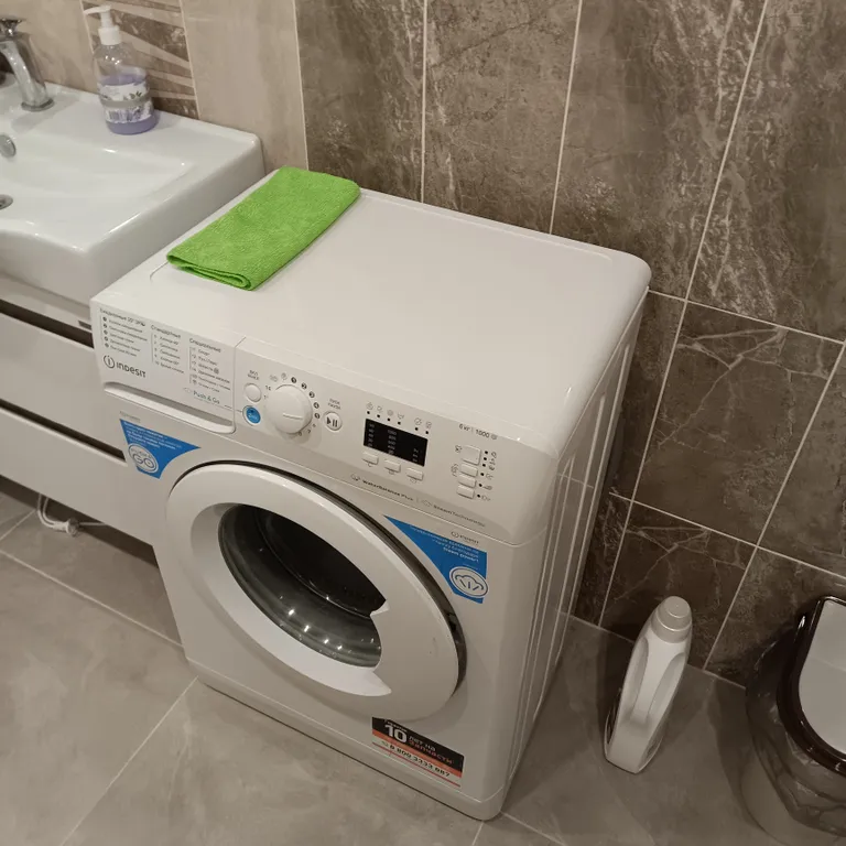 Дом на песчаном берегу озера