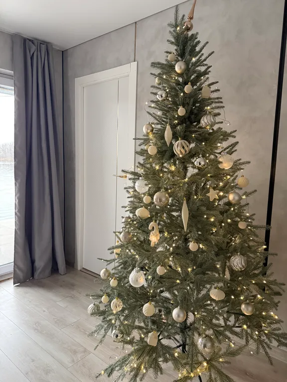 Зеркальный дом на воде