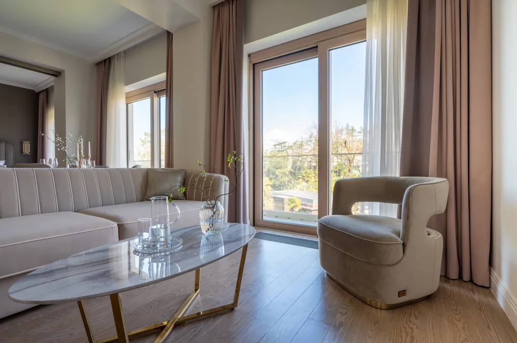 Апартамент люкс с балконом Королевский Вид