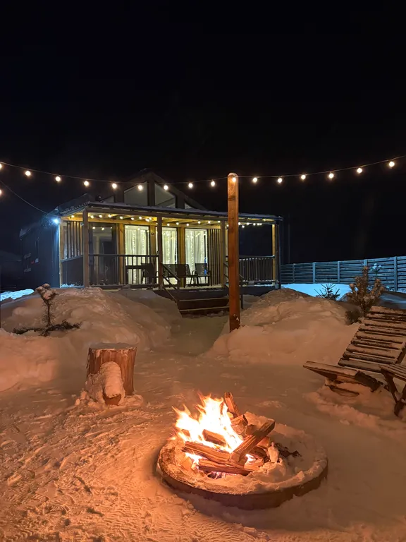 Уютный домик у лесного озера