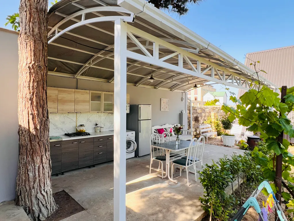 Домик с красивым двором