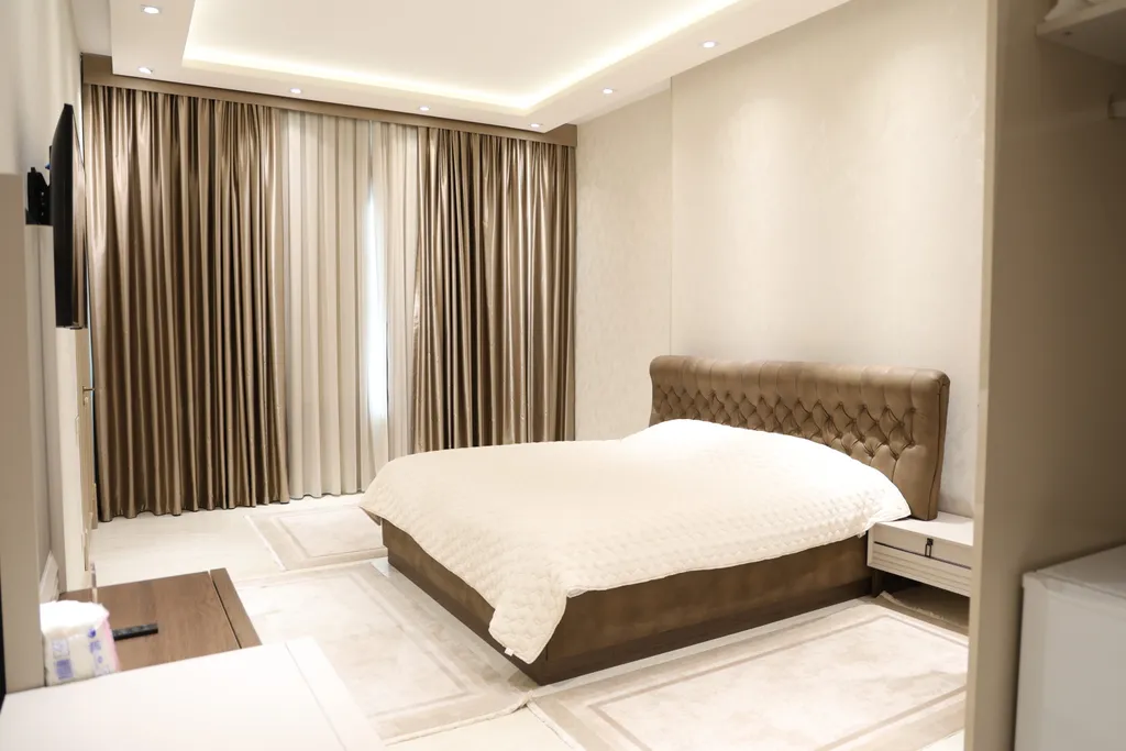 Двухкомнатный номер с king-size кроватью и диваном в гостиной