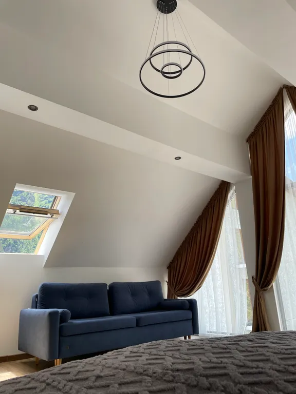 Новый коттедж с витражными окнами в центре