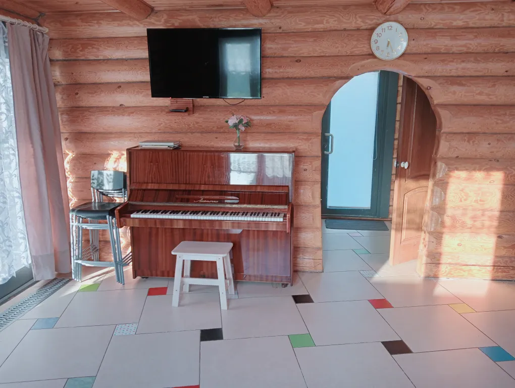 Камин и пианино