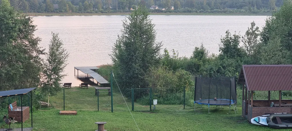 Уютные домики на берегу озера