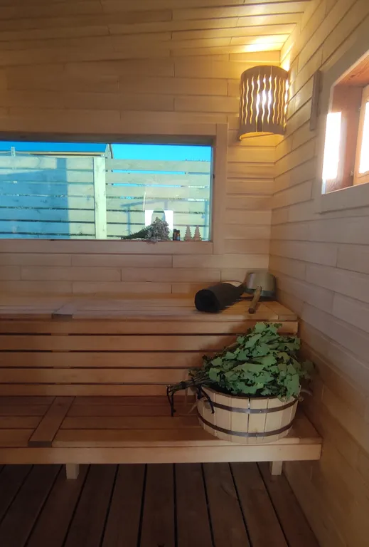 Уютный сканди домик с видом на озеро, баня, чан