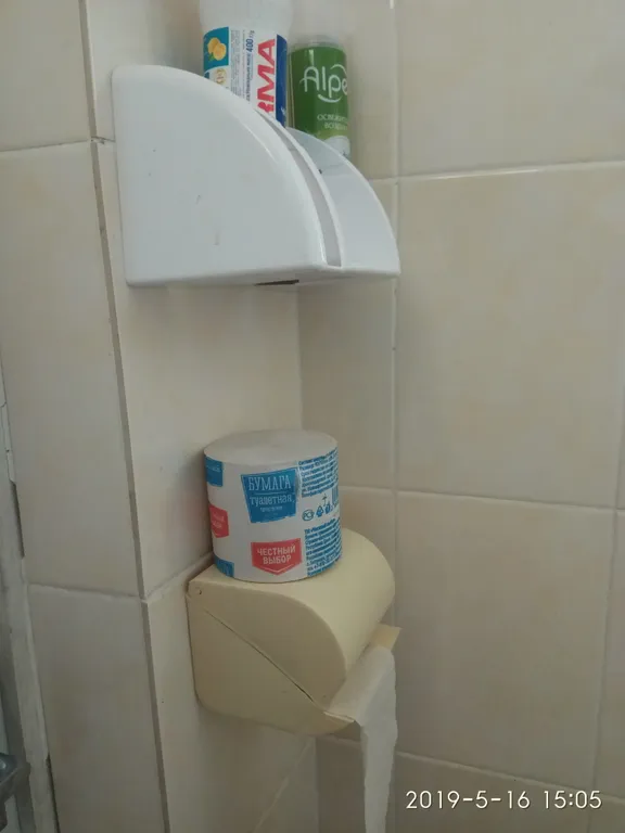 Светлая комната с видом на осенний сад