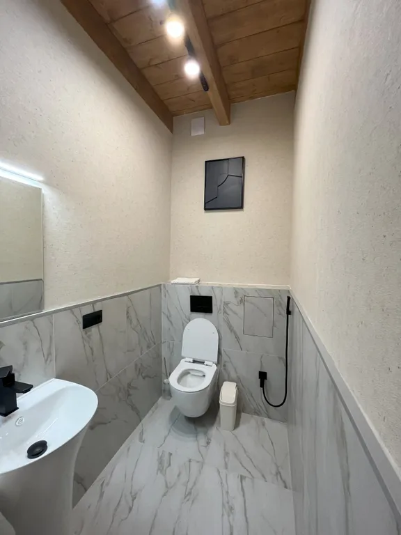 Трёхкомнатный коттедж в лесу у пруда