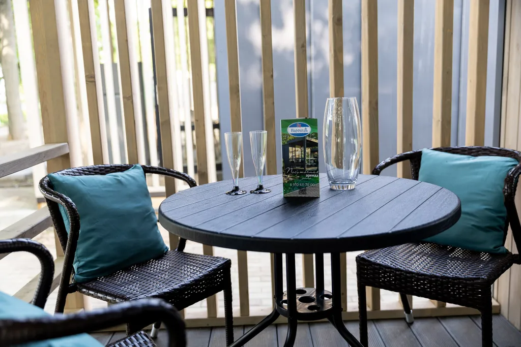 Дом с террасой у реки