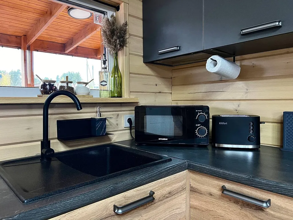 Уютный домик Karhumökki в окружении соснового леса и озер, у Игоры