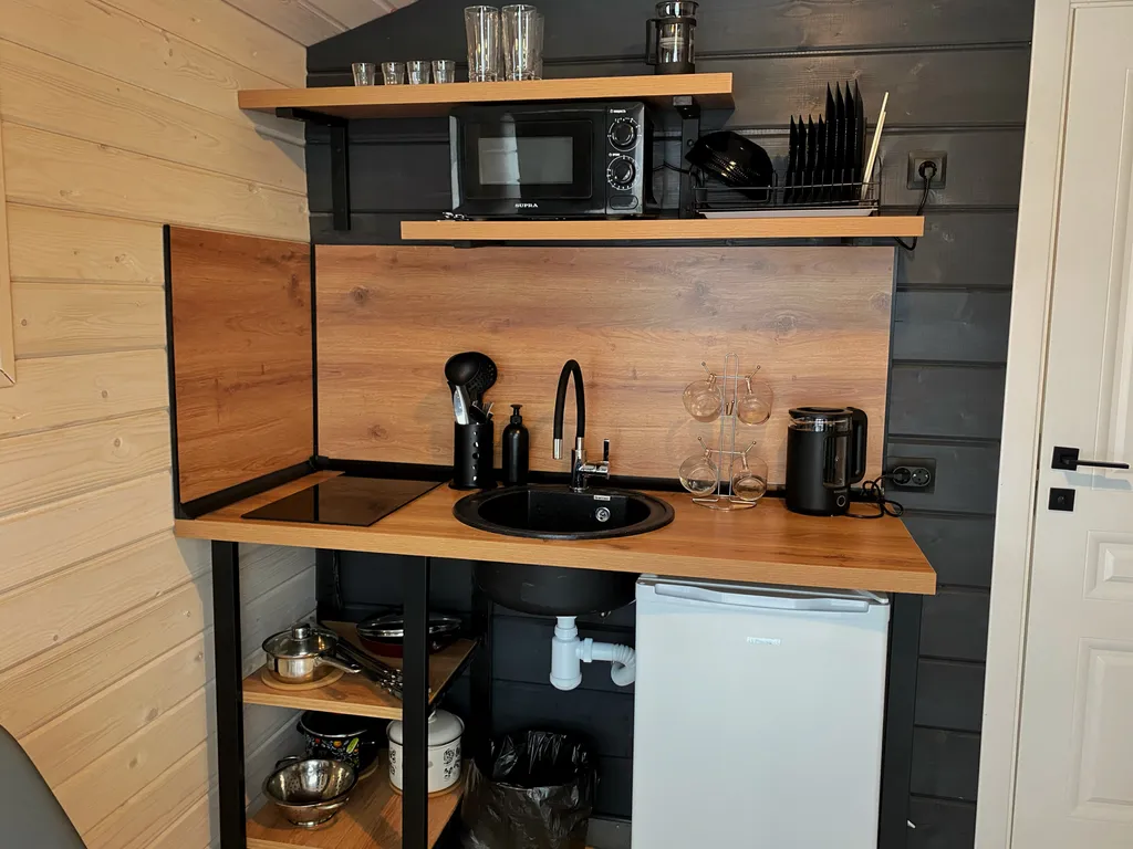 Уютный домик на берегу пруда