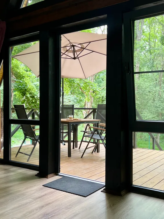 Дом с видом на лес рядом с горной рекой