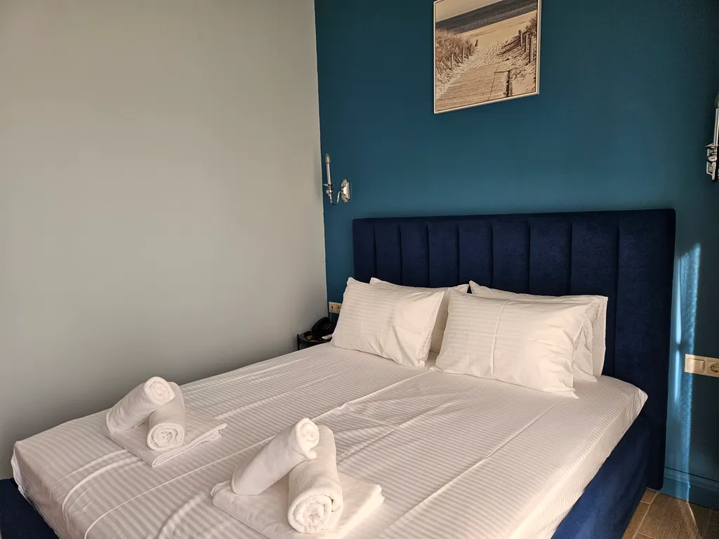 Номер люкс с балконом и видом на море в отеле атлас