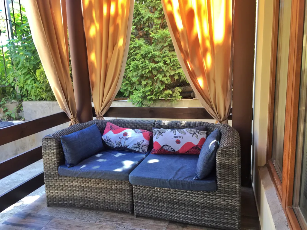 Двухкомнатные апартаменты на первом этаже в частном доме